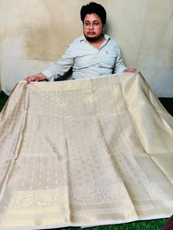 Breathable_Tissue_Silk_Banarasi_Saree_With_Rich_Pallu_And_Blouse_Cream