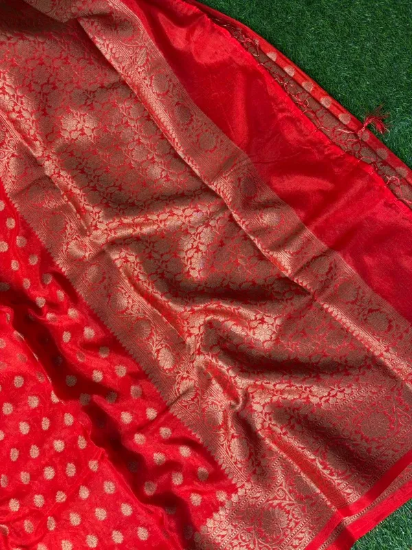 Red_Khaddi_Buti_Georgette_Silk_Saree_Boldly_Combines_Traditional_Craftsmanship_With_Provocative_Elegance