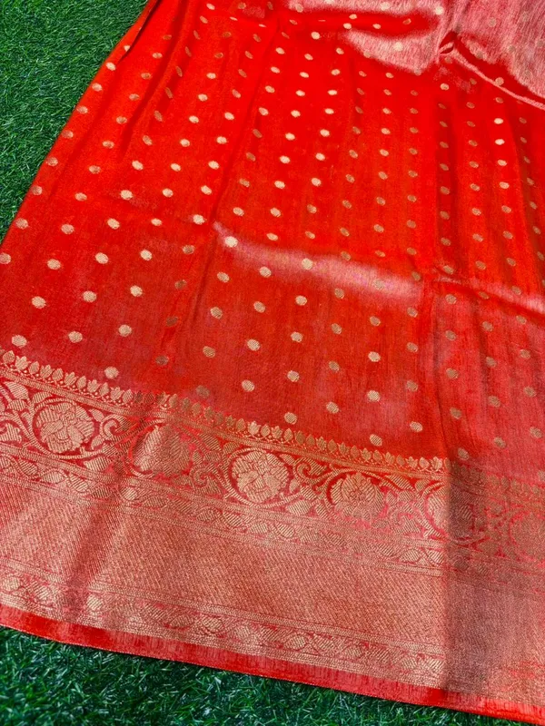 Traditional_Red_Breathable_Tissue_Silk_Banarasi_Saree_With_Rich_Pallu_And_Blouse