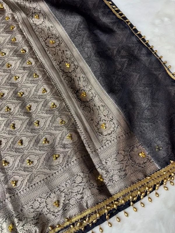 MATALLIC_BLACK_KORA_TISSUE_VIRAL_GHUNGROO_SAREE