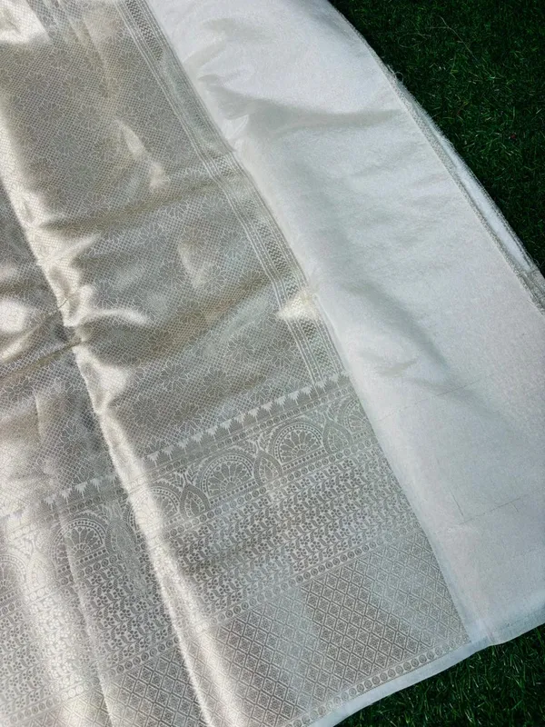 White_Banarasi_Chinia_Silk_Saree_With_Zari_Work