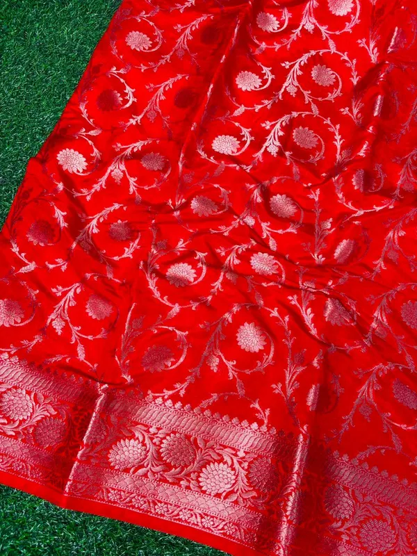Warm_Silk_Saree_With_Zari_Work_-_Traditional_Red_Weave
