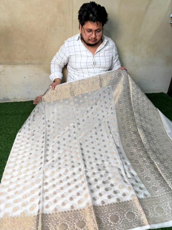 White_Khaddi_Buti_Georgette_Silk_Saree_Boldly_Combines_Traditional_Craftsmanship_With_Provocative_Elegance