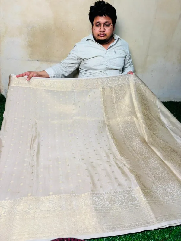White_Breathable_Tissue_Silk_Banarasi_Saree_With_Rich_Pallu_And_Blouse