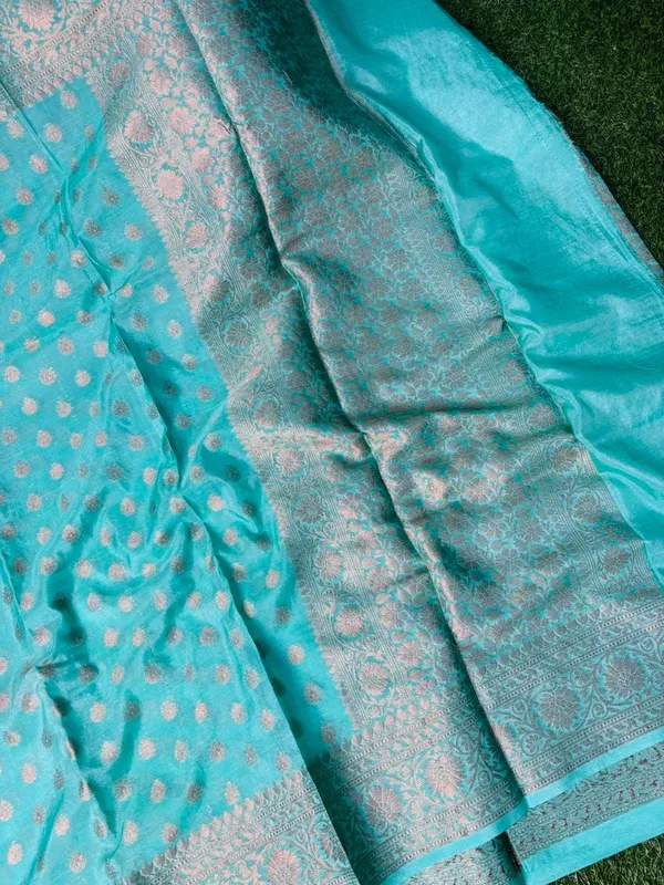 Turquoise_Khaddi_Buti_Georgette_Silk_Saree_Boldly_Combines_Traditional_Craftsmanship_With_Provocative_Elegance