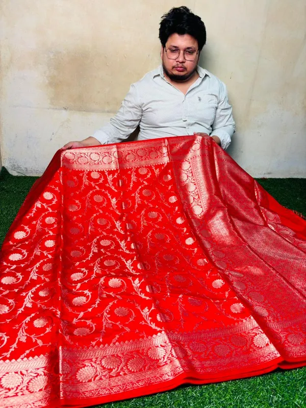 Warm_Silk_Saree_With_Zari_Work_-_Traditional_Red_Weave