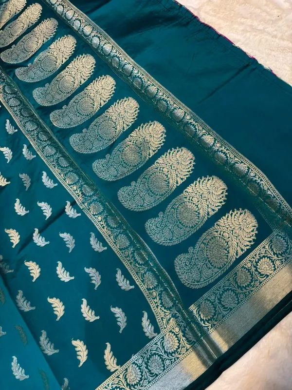 zari_buti_classic_banarasi_soft_silky_patola_saree_with_rich_pallu_and_blouse