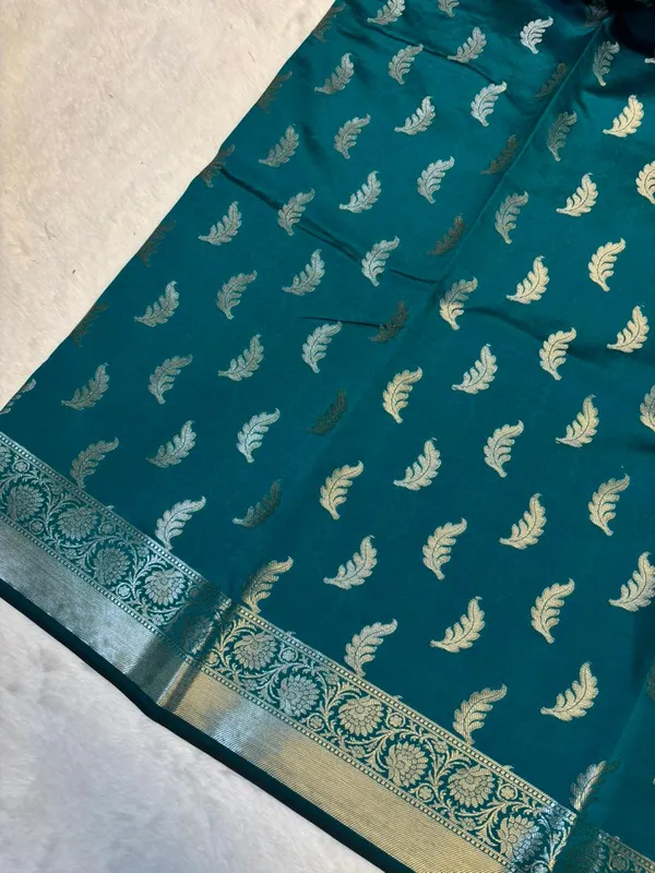 zari_buti_classic_banarasi_soft_silky_patola_saree_with_rich_pallu_and_blouse