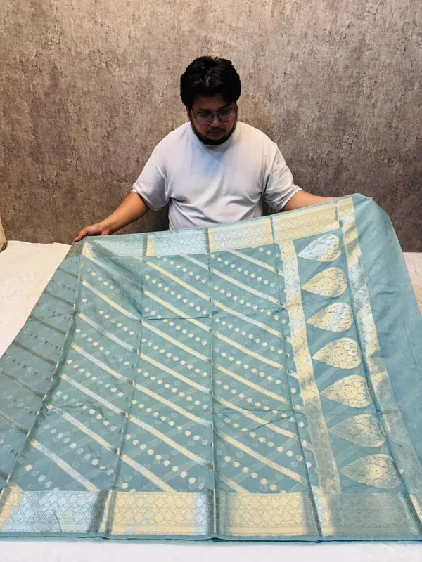 banarasi_cotton_saree_with_classic_banarasi_pallu_and_blousre._With_single_colour