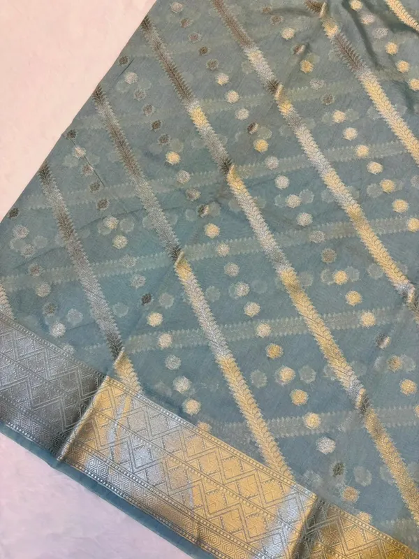 banarasi_cotton_saree_with_classic_banarasi_pallu_and_blousre._With_single_colour