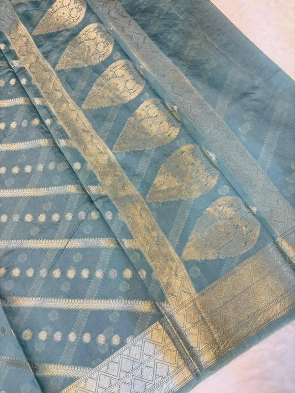 banarasi_cotton_saree_with_classic_banarasi_pallu_and_blousre._With_single_colour