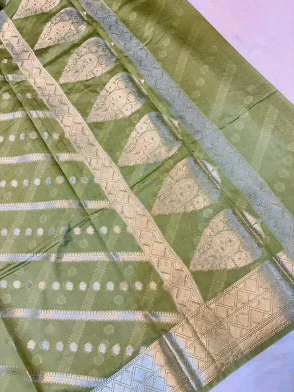 banarasi_cotton_saree_with_classic_banarasi_pallu_and_blousre._With_single_colour