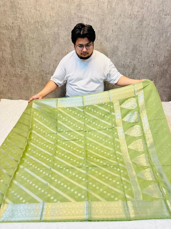 banarasi_cotton_saree_with_classic_banarasi_pallu_and_blousre._With_single_colour