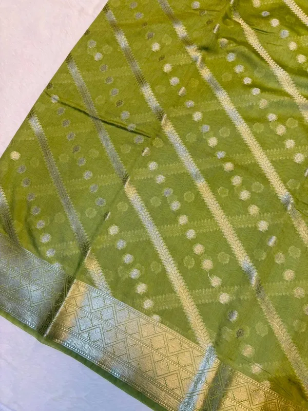 banarasi_cotton_saree_with_classic_banarasi_pallu_and_blousre._With_single_colour