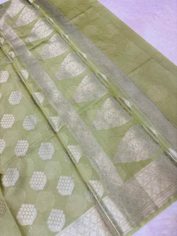 banarasi_cotton_saree_with_classic_banarasi_pallu_and_blousre._With_single_colour