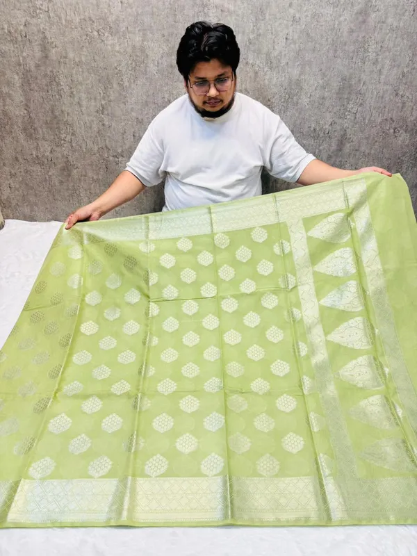 banarasi_cotton_saree_with_classic_banarasi_pallu_and_blousre._With_single_colour