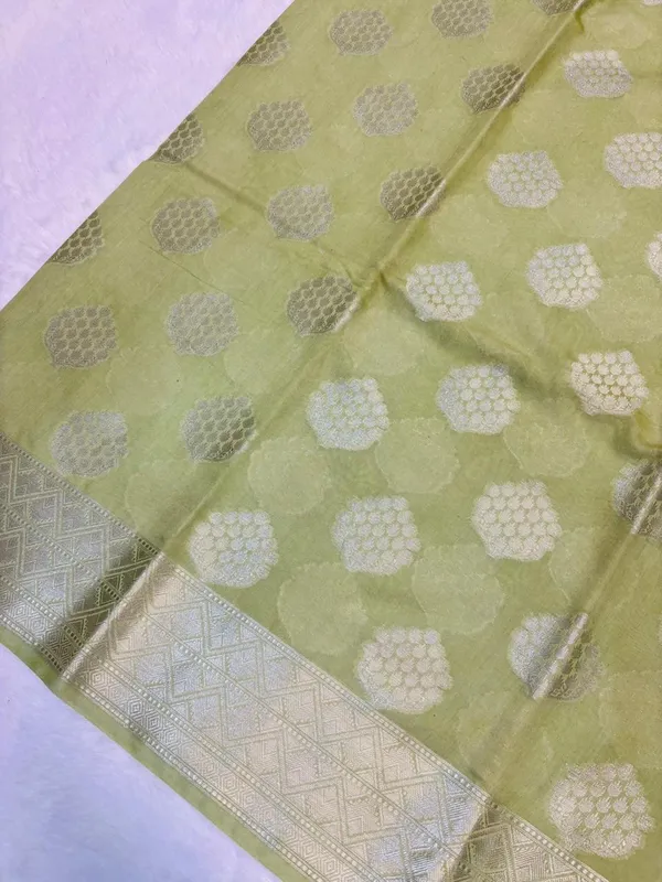 banarasi_cotton_saree_with_classic_banarasi_pallu_and_blousre._With_single_colour