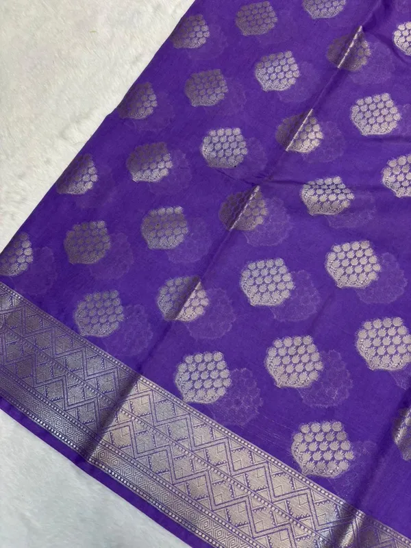 banarasi_cotton_saree_with_classic_banarasi_pallu_and_blousre._With_single_colour