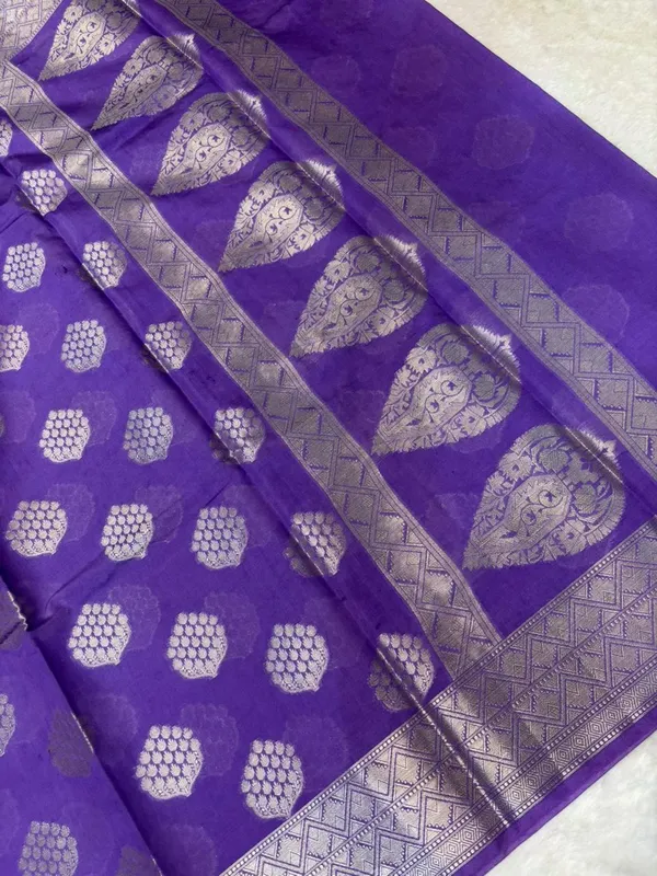 banarasi_cotton_saree_with_classic_banarasi_pallu_and_blousre._With_single_colour