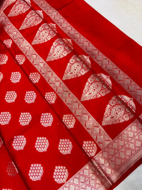 banarasi_cotton_saree_with_classic_banarasi_pallu_and_blousre._With_single_colour