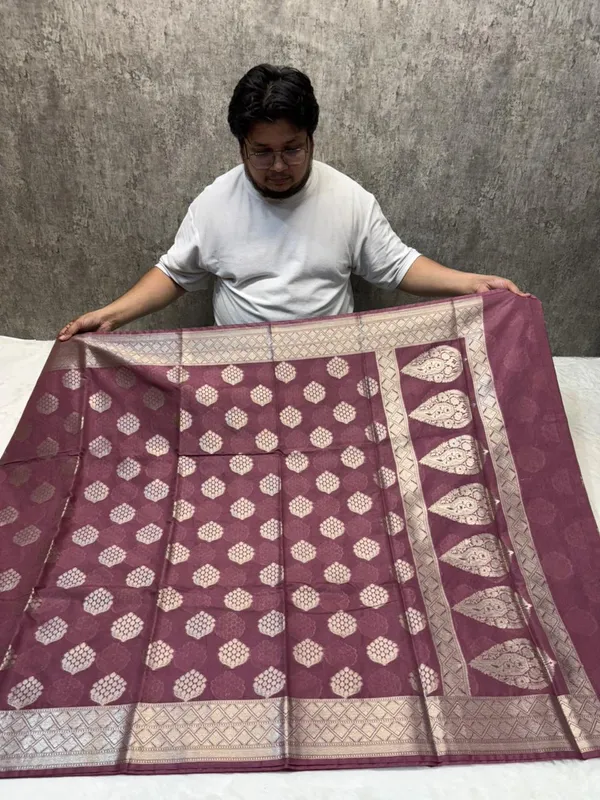 banarasi_cotton_saree_with_classic_banarasi_pallu_and_blousre._With_single_colour