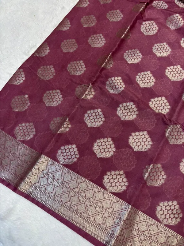 banarasi_cotton_saree_with_classic_banarasi_pallu_and_blousre._With_single_colour