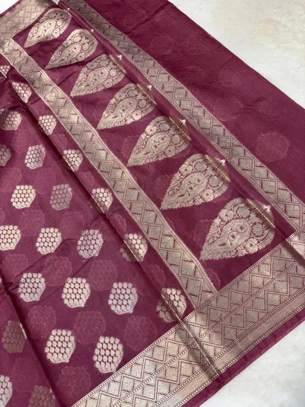 banarasi_cotton_saree_with_classic_banarasi_pallu_and_blousre._With_single_colour