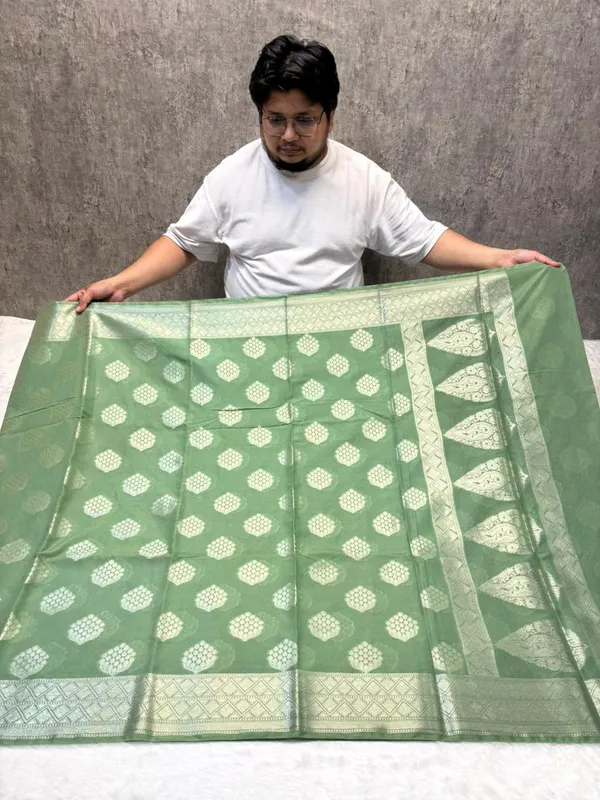 banarasi_cotton_saree_with_classic_banarasi_pallu_and_blousre._With_single_colour