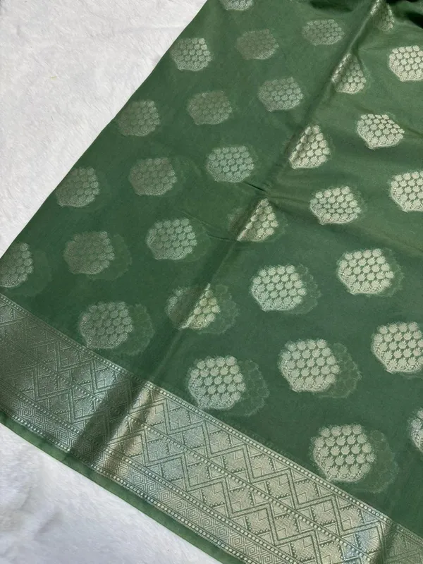 banarasi_cotton_saree_with_classic_banarasi_pallu_and_blousre._With_single_colour