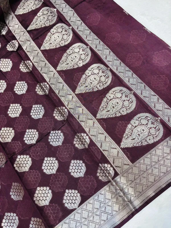 banarasi_cotton_saree_with_classic_banarasi_pallu_and_blousre._With_single_colour