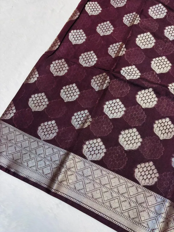banarasi_cotton_saree_with_classic_banarasi_pallu_and_blousre._With_single_colour