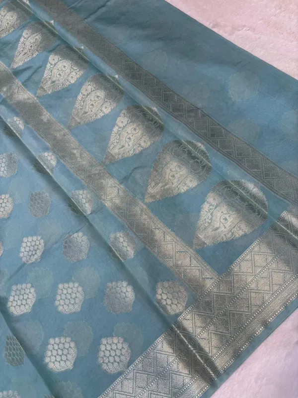 banarasi_cotton_saree_with_classic_banarasi_pallu_and_blousre._With_single_colour