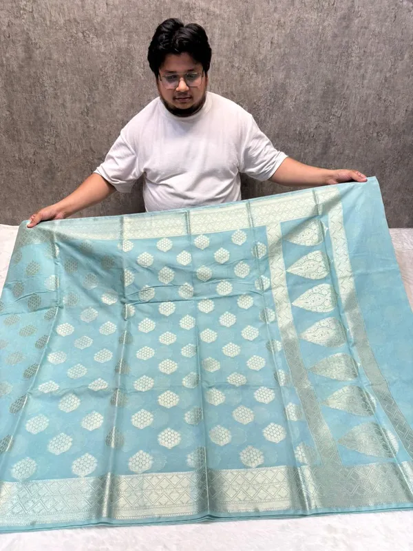 banarasi_cotton_saree_with_classic_banarasi_pallu_and_blousre._With_single_colour