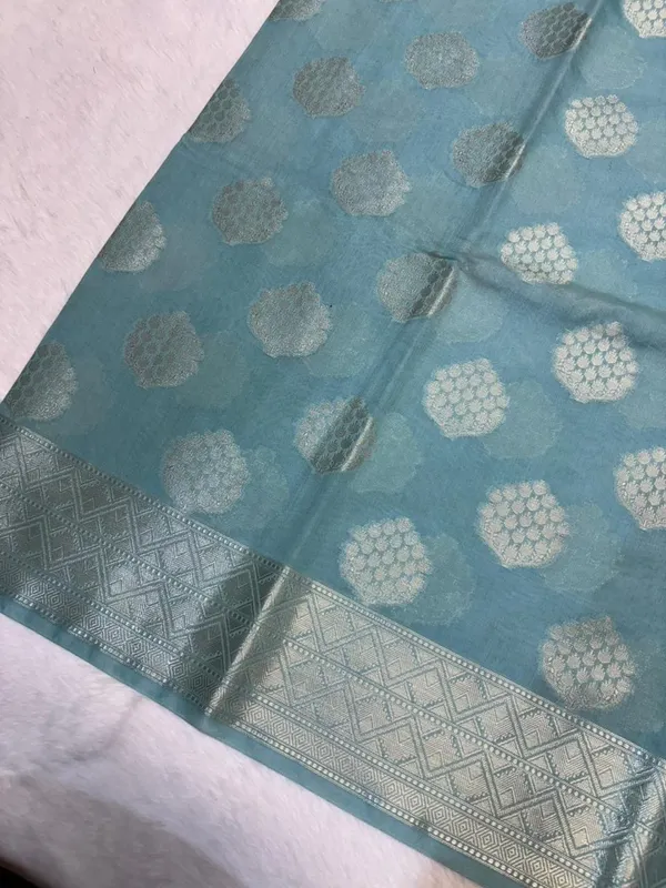 banarasi_cotton_saree_with_classic_banarasi_pallu_and_blousre._With_single_colour