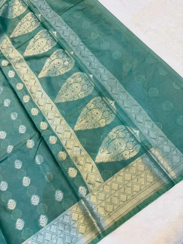 banarasi_cotton_saree_with_classic_banarasi_pallu_and_blousre._With_single_colour