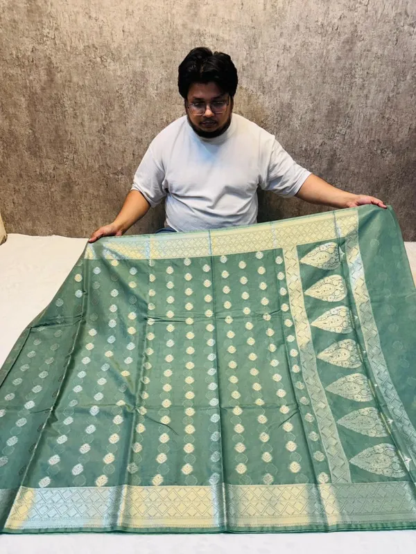 banarasi_cotton_saree_with_classic_banarasi_pallu_and_blousre._With_single_colour