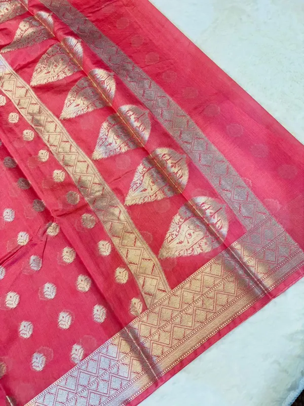 banarasi_cotton_saree_with_classic_banarasi_pallu_and_blousre._With_single_colour