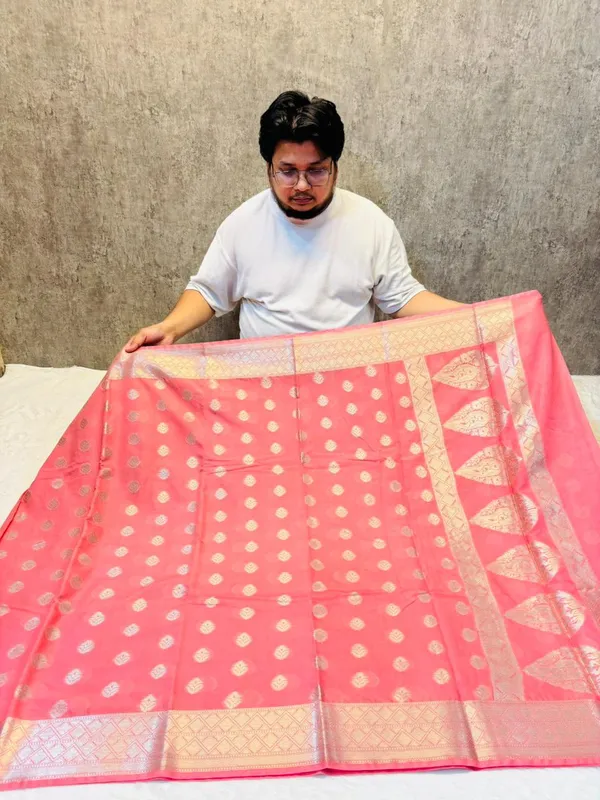 banarasi_cotton_saree_with_classic_banarasi_pallu_and_blousre._With_single_colour