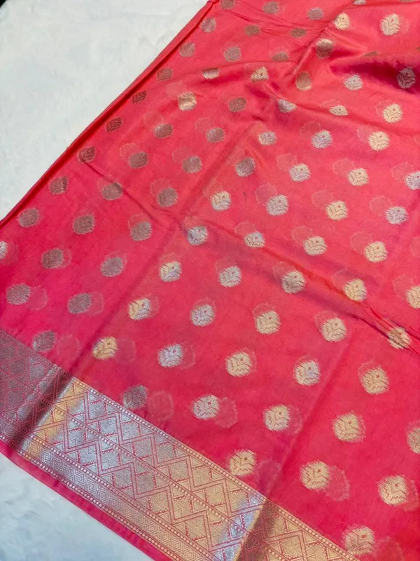 banarasi_cotton_saree_with_classic_banarasi_pallu_and_blousre._With_single_colour