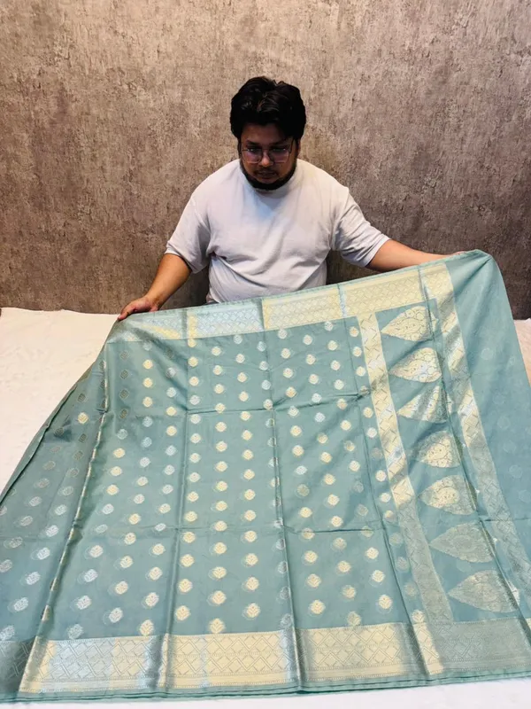 banarasi_cotton_saree_with_classic_banarasi_pallu_and_blousre._With_single_colour