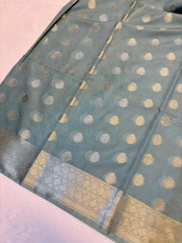 banarasi_cotton_saree_with_classic_banarasi_pallu_and_blousre._With_single_colour