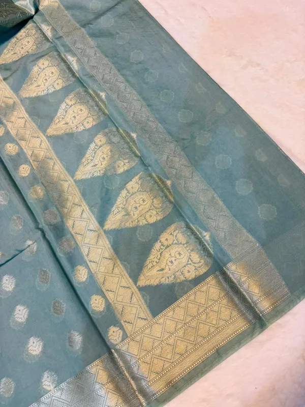 banarasi_cotton_saree_with_classic_banarasi_pallu_and_blousre._With_single_colour