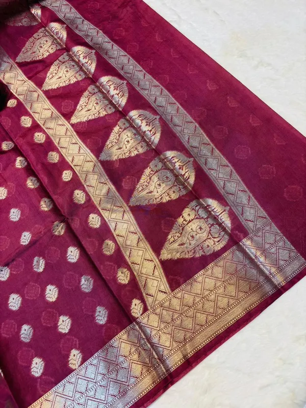 banarasi_cotton_saree_with_classic_banarasi_pallu_and_blousre._With_single_colour