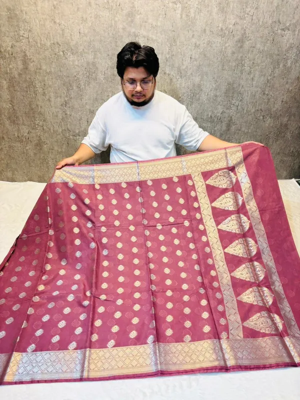 banarasi_cotton_saree_with_classic_banarasi_pallu_and_blousre._With_single_colour