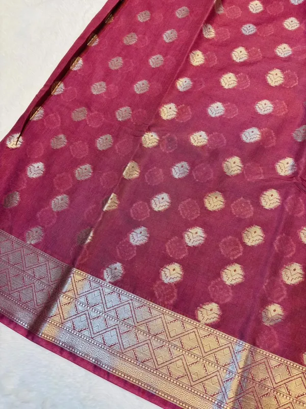 banarasi_cotton_saree_with_classic_banarasi_pallu_and_blousre._With_single_colour