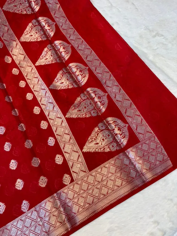 banarasi_cotton_saree_with_classic_banarasi_pallu_and_blousre._With_single_colour