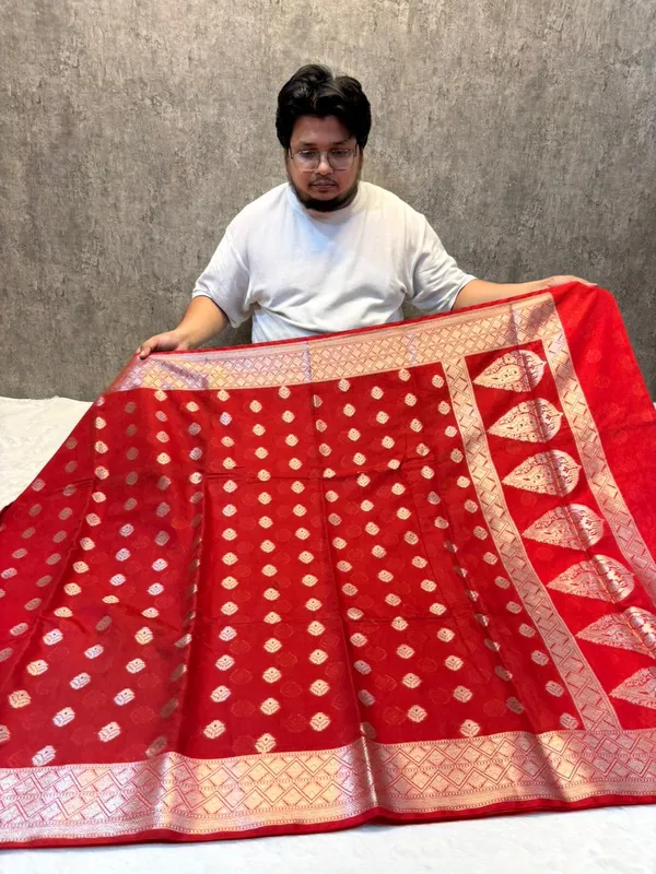 banarasi_cotton_saree_with_classic_banarasi_pallu_and_blousre._With_single_colour