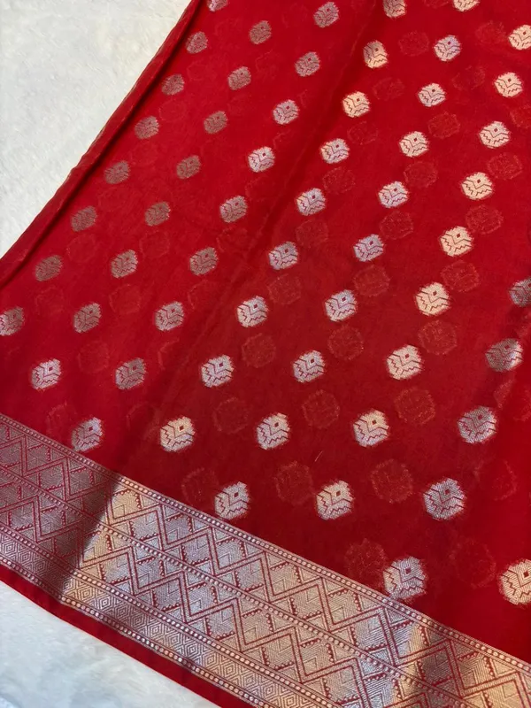 banarasi_cotton_saree_with_classic_banarasi_pallu_and_blousre._With_single_colour