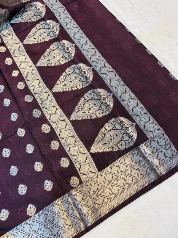 banarasi_cotton_saree_with_classic_banarasi_pallu_and_blousre._With_single_colour