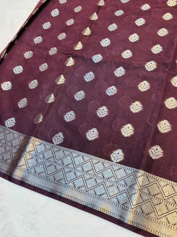 banarasi_cotton_saree_with_classic_banarasi_pallu_and_blousre._With_single_colour
